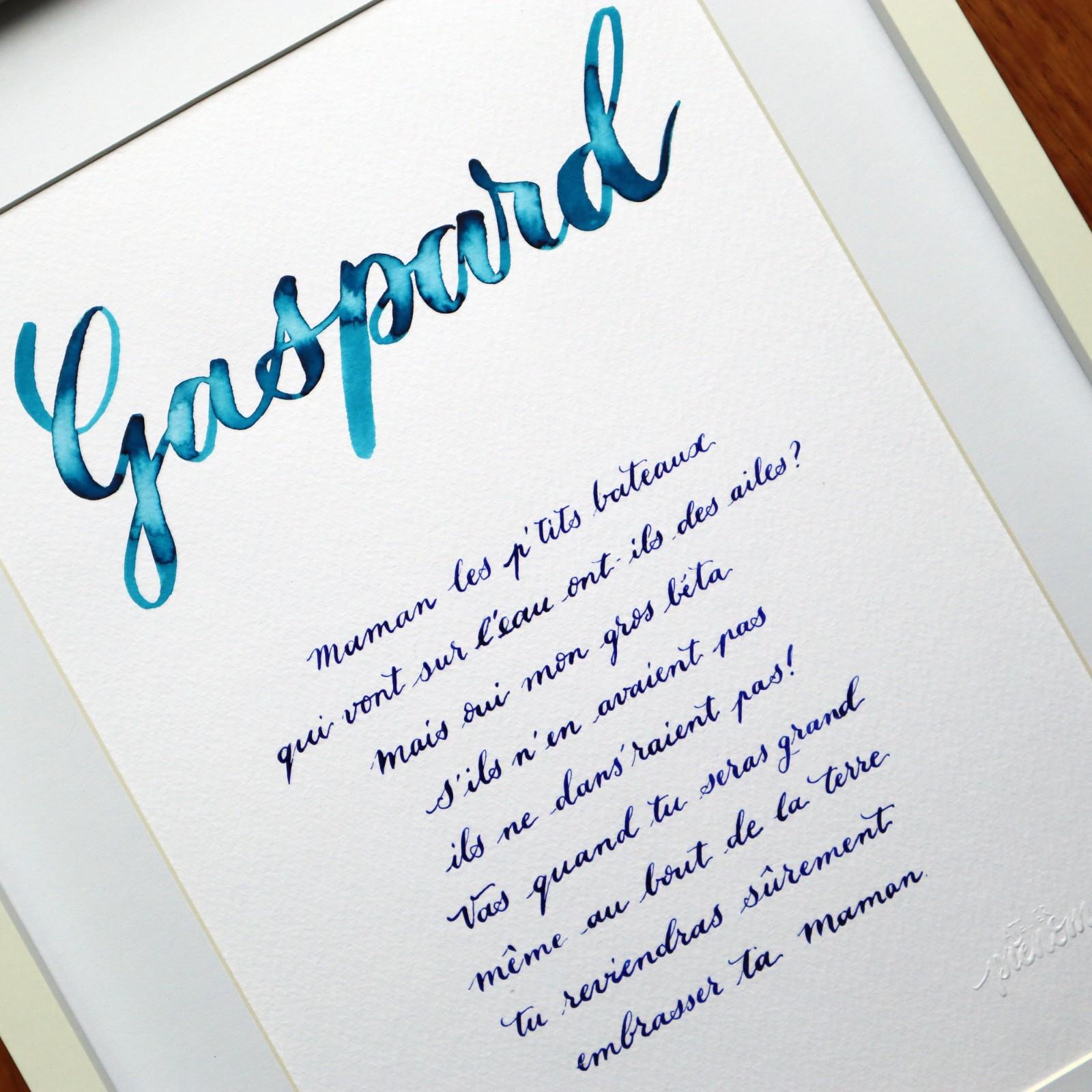 Le prénom Gaspard peint à l'aquarelle, au-dessus de la comptine Maman les p'tits bateaux calligraphiée à la plume